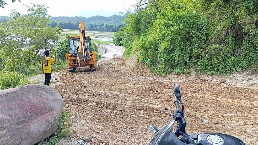 कटारी र उदयपुरगढी जोड्ने ग्रामीण सडक मर्मत सम्भार गरिदै