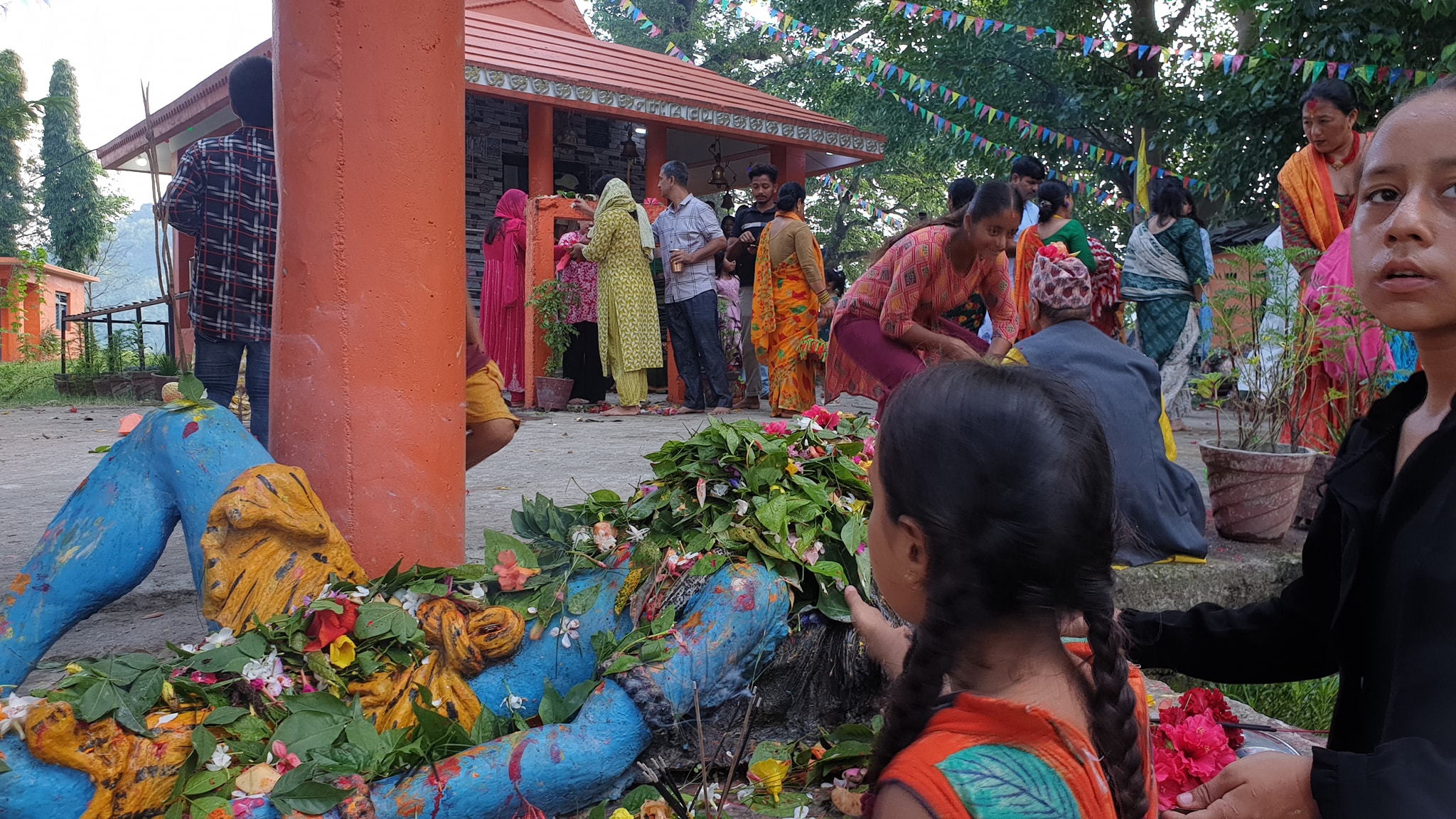 आज साउन महिनाको तेस्रो सोमबार, शिवलाय मन्दिरमा भक्तजनको भिड