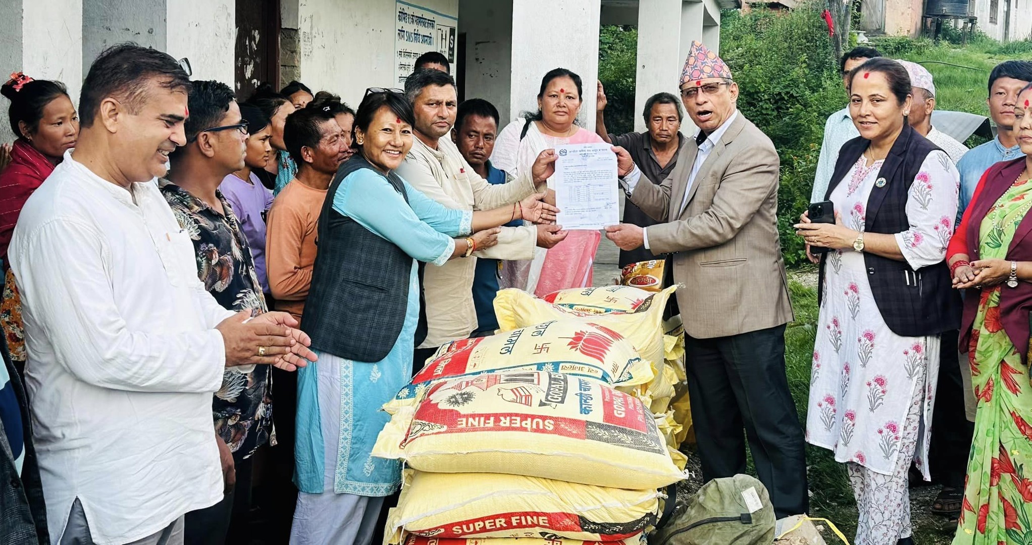 पहिरोमा परी ज्यान गुमाएका परिवारलाई एक लाख राहत हस्तान्तरण