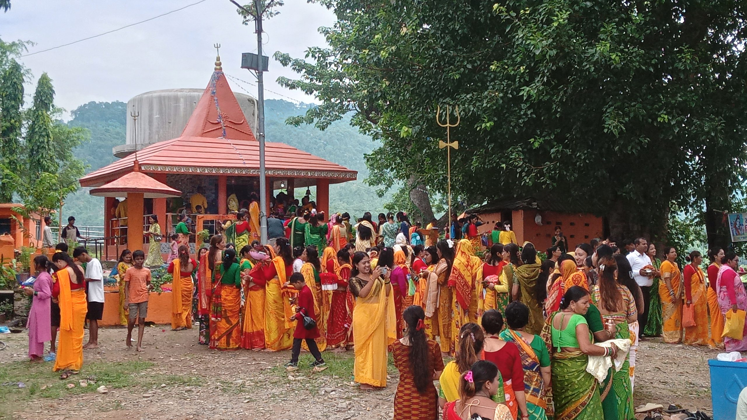 साउनको पहिलो सोमबार : इन्द्रेश्वर महादेव मन्दिरमा भक्तजनको घुइँचो